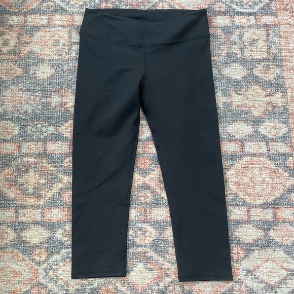 Fabletics black cropped capri active leggings - Picture 3 of 9